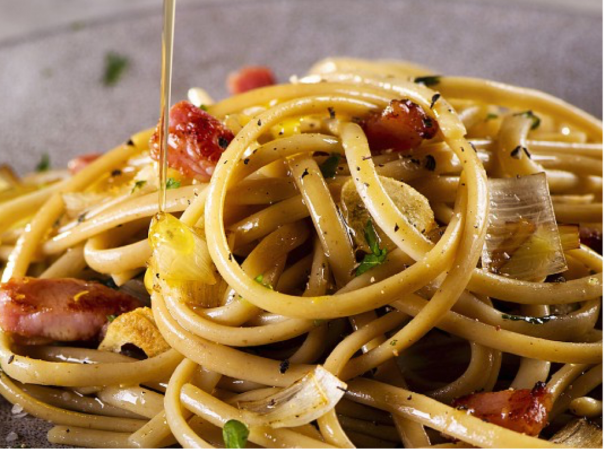 Linguine com cogumelos e vegetais